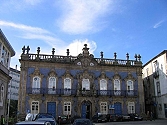 La fachada rocaille y escalinata del Palácio do Raio