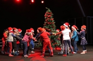 Danças natalícias aquecem a primeira manhã da Tenda de Natal