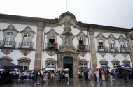 Centenas de alunos das escolas de Braga recriaram Comício de 26 de Abril de 1974 