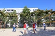 Campo de voleibol de praia das Parretas beneficia toda a população