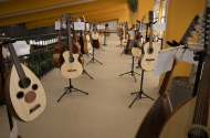 Exposição “Instrumentos do Mundo made in PT” dá a conhecer arte de construir cavaquinhos e guitarras