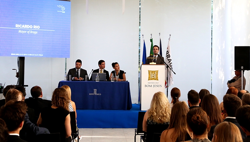 Jovens procuram respostas para os desafios da sociedade actual