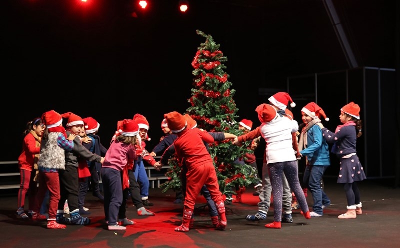 Danças natalícias aquecem a primeira manhã da Tenda de Natal