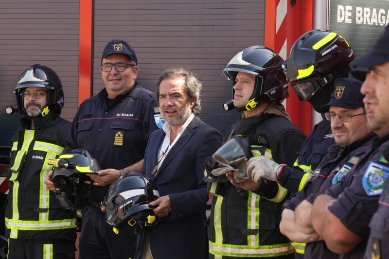 Bombeiros Sapadores de Braga com novos capacetes para combate a incêndios