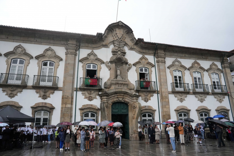 Centenas de alunos das escolas de Braga recriaram Comício de 26 de Abril de 1974 