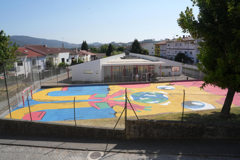 Polidesportivo da Garapôa alvo de intervenção de arte urbana