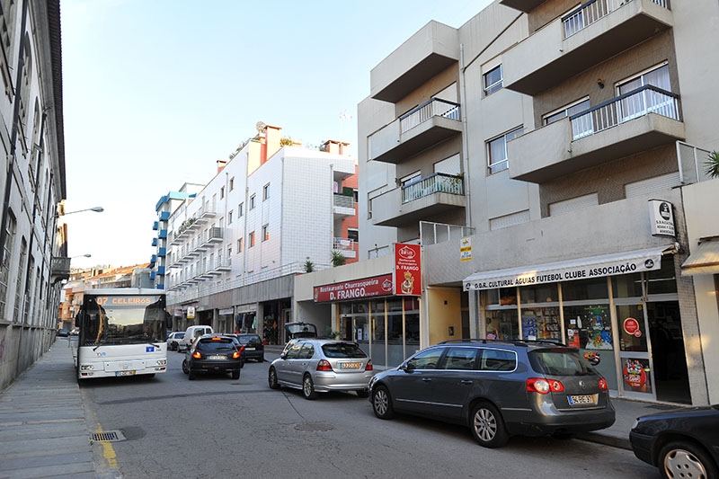 Reabilitação da Rua Nova de Santa Cruz amplia espaço pedonal e cria via ciclável