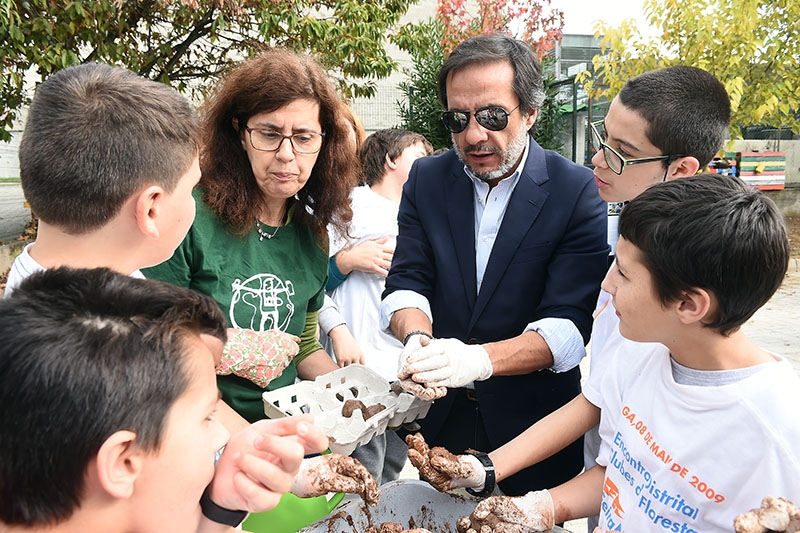 Alunos contribuem para reflorestação das zonas afectadas pelos incêndios