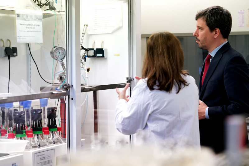 João Rodrigues visita Departamento de Engenharia Biológica e sublinha aposta na inovação e no conhecimento
