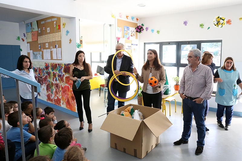 Município entrega material desportivo aos Jardins-de-Infância e Escolas Básicas do Concelho