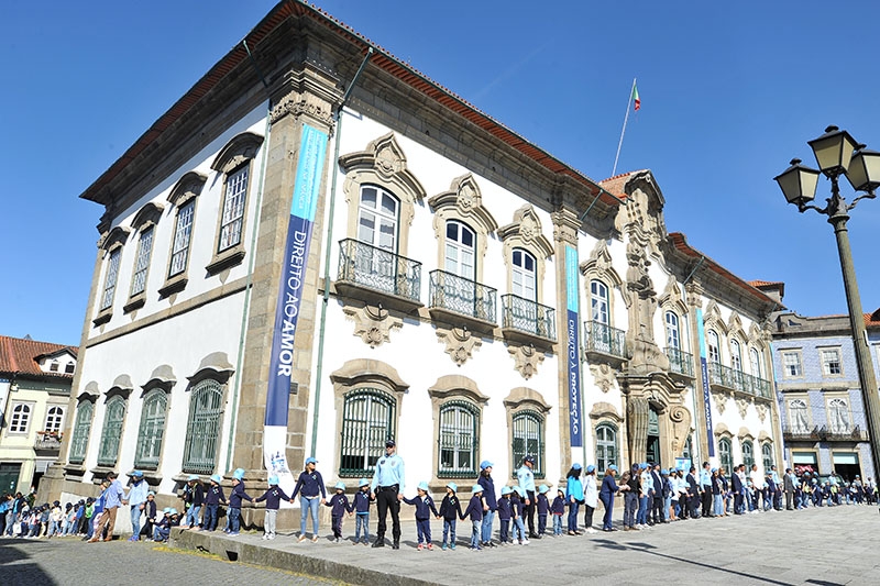 Cordão Humano oficializou encerramento do ´Mês Azul - Prevenção dos Maus-Tratos na Infância ´