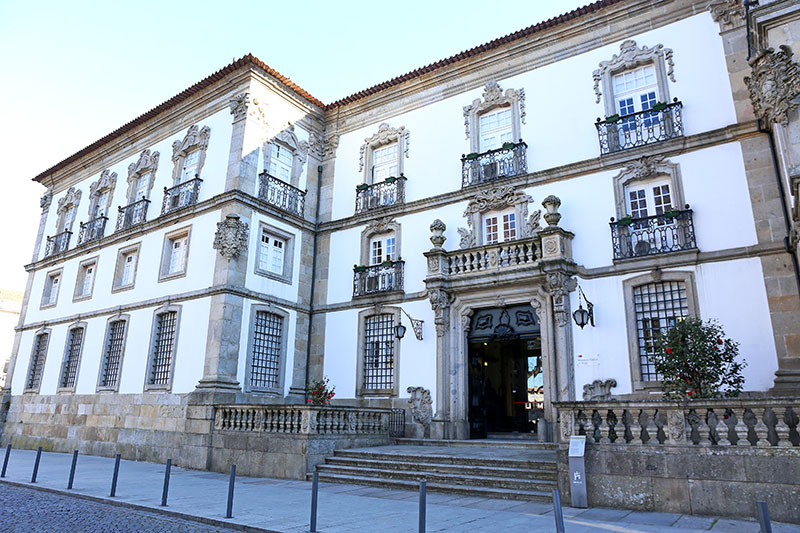 Câmara de Braga edita livro de Eduardo Pires de Oliveira sobre o Palácio de D. José de Bragança