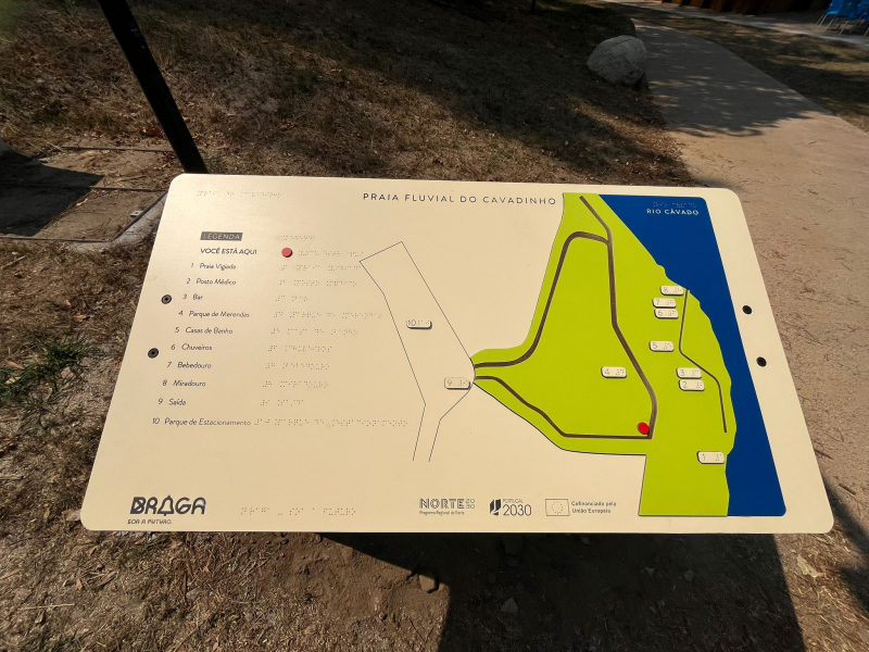 Município de Braga Reforça Acessibilidade nas Praias Fluviais com Fraldários para Adultos e Mesas Informativas em Braille