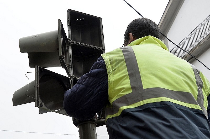 Município instala módulos LED, contadores regressivos e avisos sonoros nos semáforos