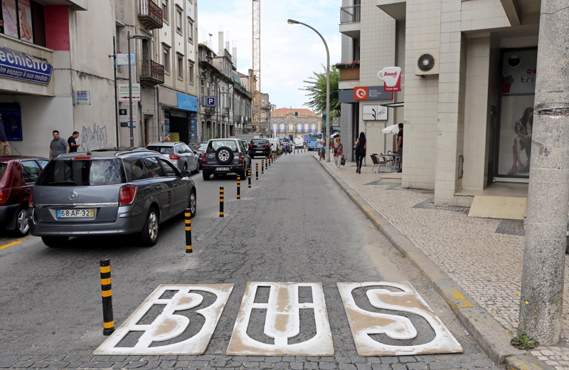 Município avança com reordenamento do tráfego e estacionamento na Rua do Raio