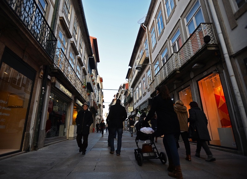 INFORMAÇÃO COVID-19 | Município de Braga e ACB apelam ao encerramento de serviços não essenciais