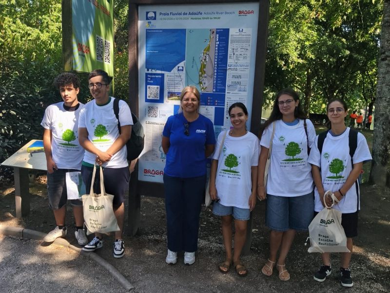 Jovens voluntários contribuem para a preservação das praias fluviais de Braga